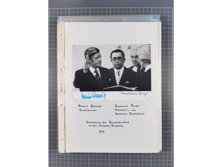 Autographen: 1960/2000, Konvolut mit u.a. kleiner Sammlung “Helmut Schmidt” mit ca. 30 Fotos (zum Teil mit weiteren Unterschr
