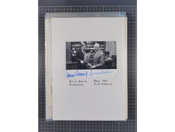 Autographen: 1960/2000, Konvolut mit u.a. kleiner Sammlung “Helmut Schmidt” mit ca. 30 Fotos (zum Teil mit weiteren Unterschr