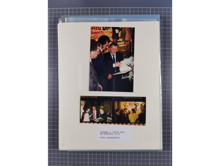 Autographen: 1960/2000, Konvolut mit u.a. kleiner Sammlung “Helmut Schmidt” mit ca. 30 Fotos (zum Teil mit weiteren Unterschr