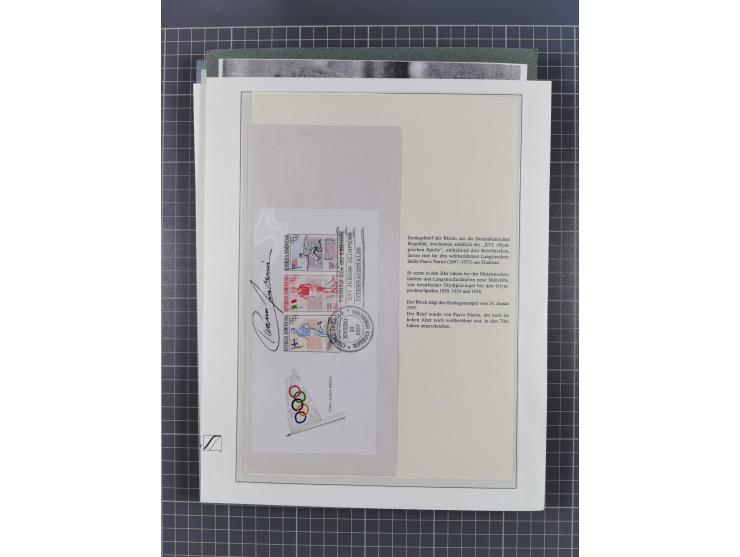 Autographen: 1960/2000, Konvolut mit u.a. kleiner Sammlung “Helmut Schmidt” mit ca. 30 Fotos (zum Teil mit weiteren Unterschr