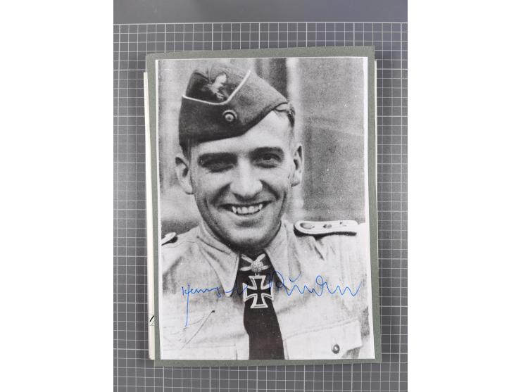 Autographen: 1960/2000, Konvolut mit u.a. kleiner Sammlung “Helmut Schmidt” mit ca. 30 Fotos (zum Teil mit weiteren Unterschr