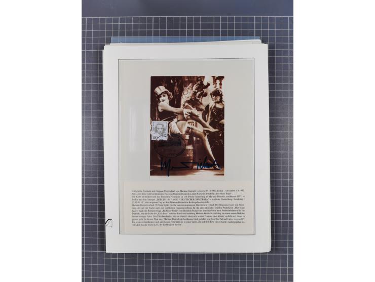 Autographen: 1960/2000, Konvolut mit u.a. kleiner Sammlung “Helmut Schmidt” mit ca. 30 Fotos (zum Teil mit weiteren Unterschr