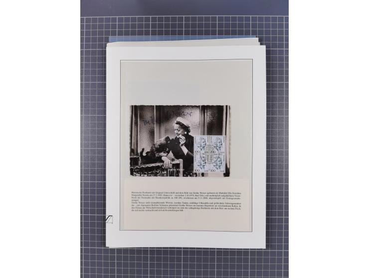 Autographen: 1960/2000, Konvolut mit u.a. kleiner Sammlung “Helmut Schmidt” mit ca. 30 Fotos (zum Teil mit weiteren Unterschr