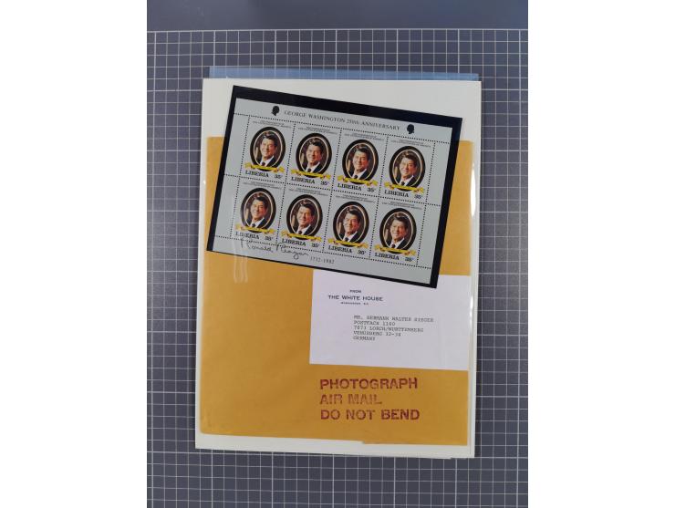 Autographen: 1960/2000, Konvolut mit u.a. kleiner Sammlung “Helmut Schmidt” mit ca. 30 Fotos (zum Teil mit weiteren Unterschr