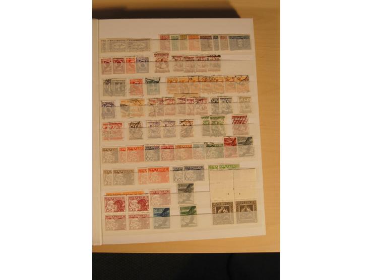 1850/1950 (ca.), interessanter Doublettenbestand im Steckbuch, dabei bessere Werte, rote Stempel auf Anfangsausgaben, dekorat