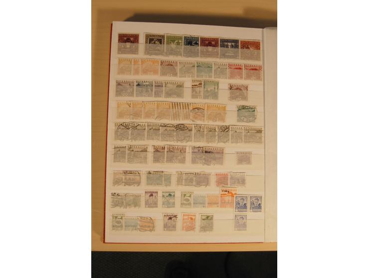 1850/1950 (ca.), interessanter Doublettenbestand im Steckbuch, dabei bessere Werte, rote Stempel auf Anfangsausgaben, dekorat