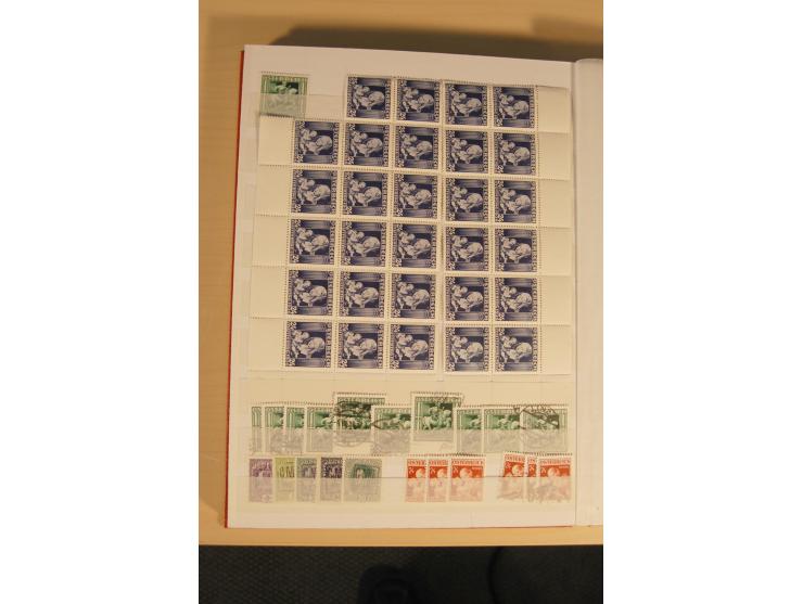 1850/1950 (ca.), interessanter Doublettenbestand im Steckbuch, dabei bessere Werte, rote Stempel auf Anfangsausgaben, dekorat