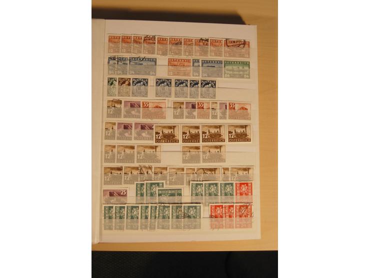1850/1950 (ca.), interessanter Doublettenbestand im Steckbuch, dabei bessere Werte, rote Stempel auf Anfangsausgaben, dekorat