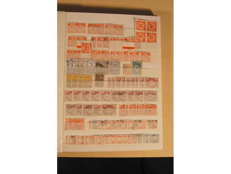 1850/1950 (ca.), interessanter Doublettenbestand im Steckbuch, dabei bessere Werte, rote Stempel auf Anfangsausgaben, dekorat