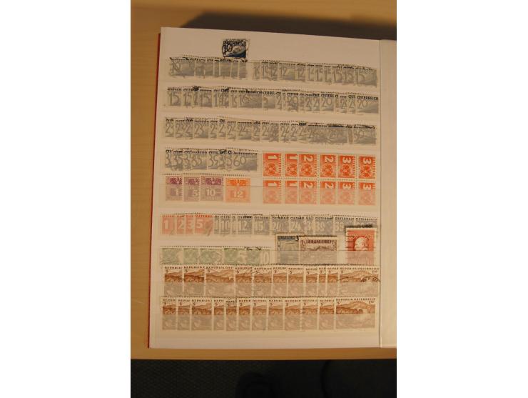 1850/1950 (ca.), interessanter Doublettenbestand im Steckbuch, dabei bessere Werte, rote Stempel auf Anfangsausgaben, dekorat