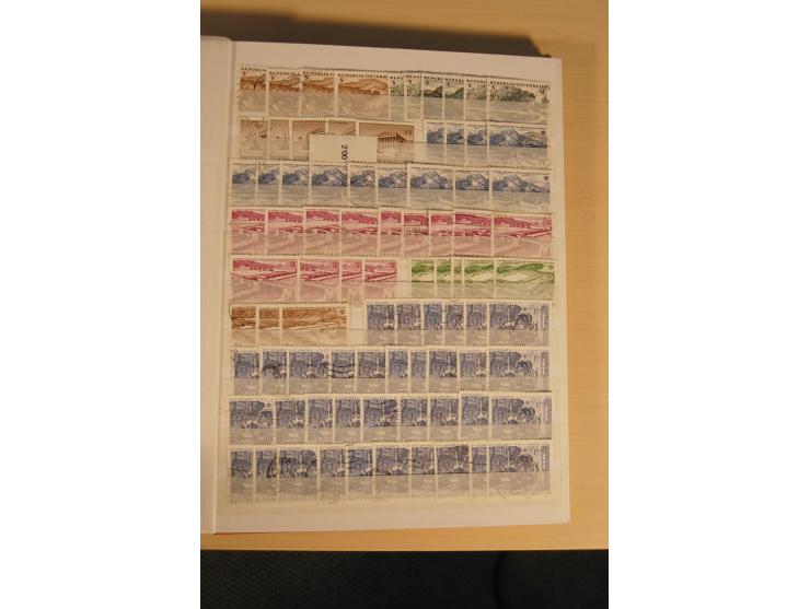 1850/1950 (ca.), interessanter Doublettenbestand im Steckbuch, dabei bessere Werte, rote Stempel auf Anfangsausgaben, dekorat