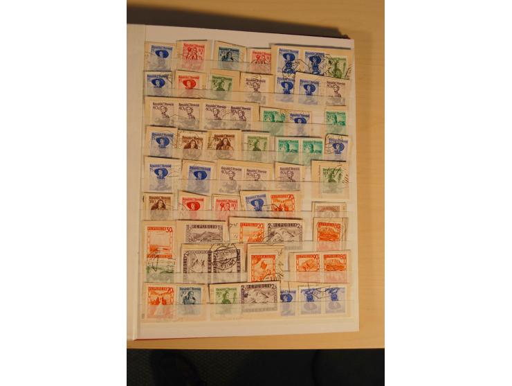 1850/1950 (ca.), interessanter Doublettenbestand im Steckbuch, dabei bessere Werte, rote Stempel auf Anfangsausgaben, dekorat