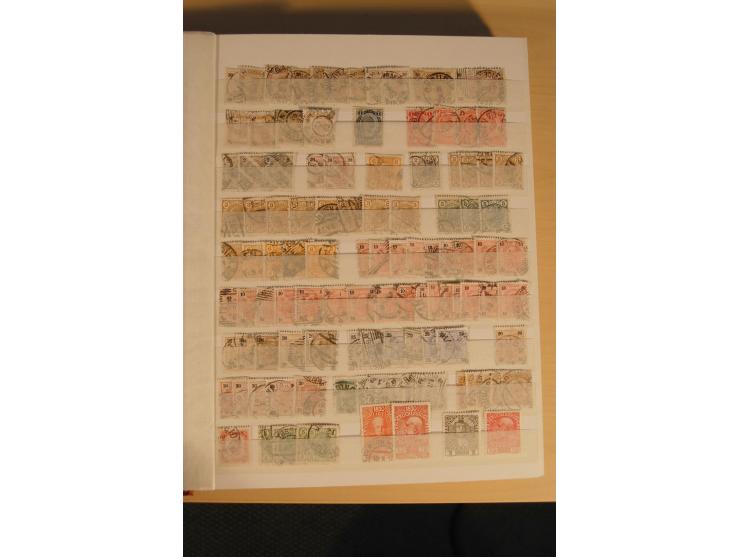 1850/1950 (ca.), interessanter Doublettenbestand im Steckbuch, dabei bessere Werte, rote Stempel auf Anfangsausgaben, dekorat