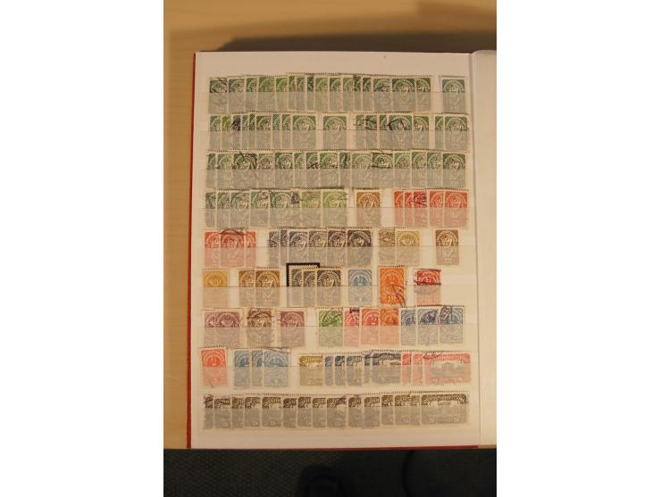 1850/1950 (ca.), interessanter Doublettenbestand im Steckbuch, dabei bessere Werte, rote Stempel auf Anfangsausgaben, dekorat