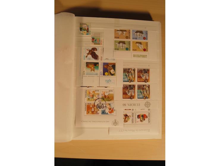 1974/97, postfrische Sammlung incl. Azoren und Madeira, dabei Blocks, Kleinbogen, Markenheftchen etc. (Mi. nach Angabe des Ei