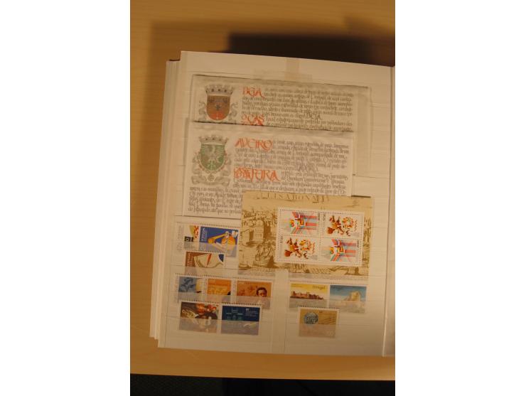 1974/97, postfrische Sammlung incl. Azoren und Madeira, dabei Blocks, Kleinbogen, Markenheftchen etc. (Mi. nach Angabe des Ei