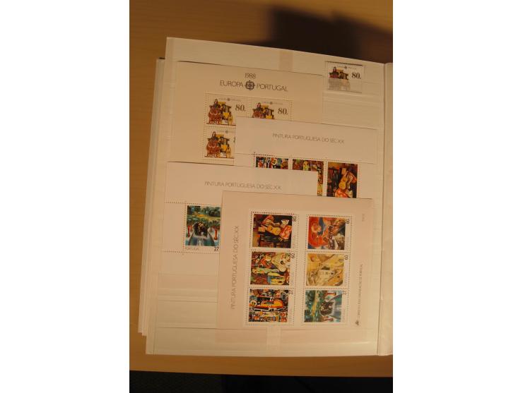1974/97, postfrische Sammlung incl. Azoren und Madeira, dabei Blocks, Kleinbogen, Markenheftchen etc. (Mi. nach Angabe des Ei