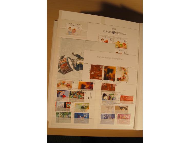 1974/97, postfrische Sammlung incl. Azoren und Madeira, dabei Blocks, Kleinbogen, Markenheftchen etc. (Mi. nach Angabe des Ei
