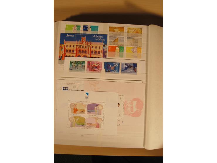1974/97, postfrische Sammlung incl. Azoren und Madeira, dabei Blocks, Kleinbogen, Markenheftchen etc. (Mi. nach Angabe des Ei