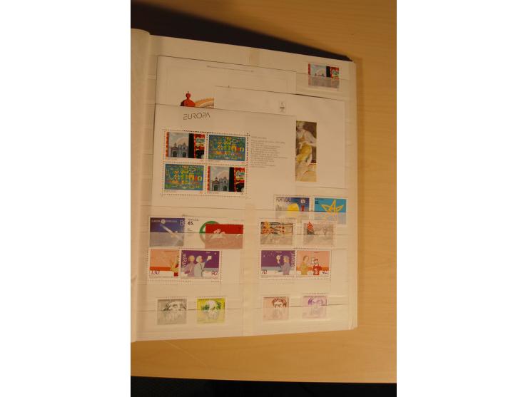1974/97, postfrische Sammlung incl. Azoren und Madeira, dabei Blocks, Kleinbogen, Markenheftchen etc. (Mi. nach Angabe des Ei