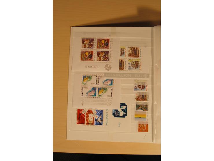 1974/97, postfrische Sammlung incl. Azoren und Madeira, dabei Blocks, Kleinbogen, Markenheftchen etc. (Mi. nach Angabe des Ei
