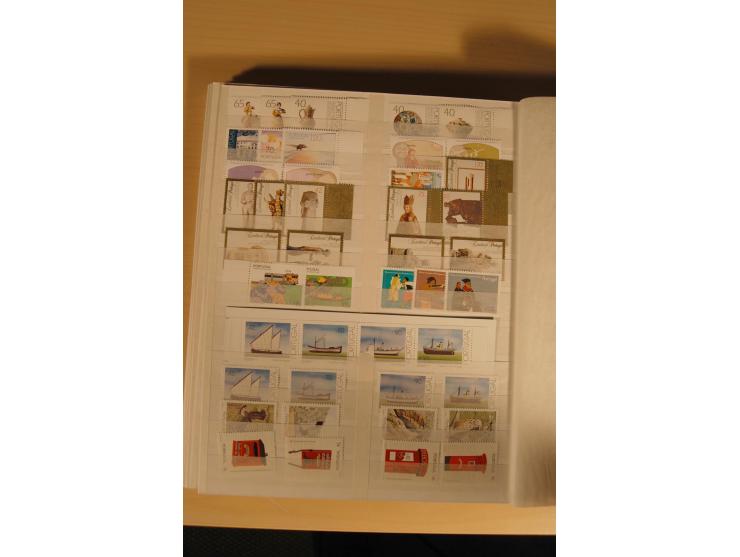 1974/97, postfrische Sammlung incl. Azoren und Madeira, dabei Blocks, Kleinbogen, Markenheftchen etc. (Mi. nach Angabe des Ei
