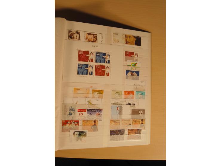 1974/97, postfrische Sammlung incl. Azoren und Madeira, dabei Blocks, Kleinbogen, Markenheftchen etc. (Mi. nach Angabe des Ei