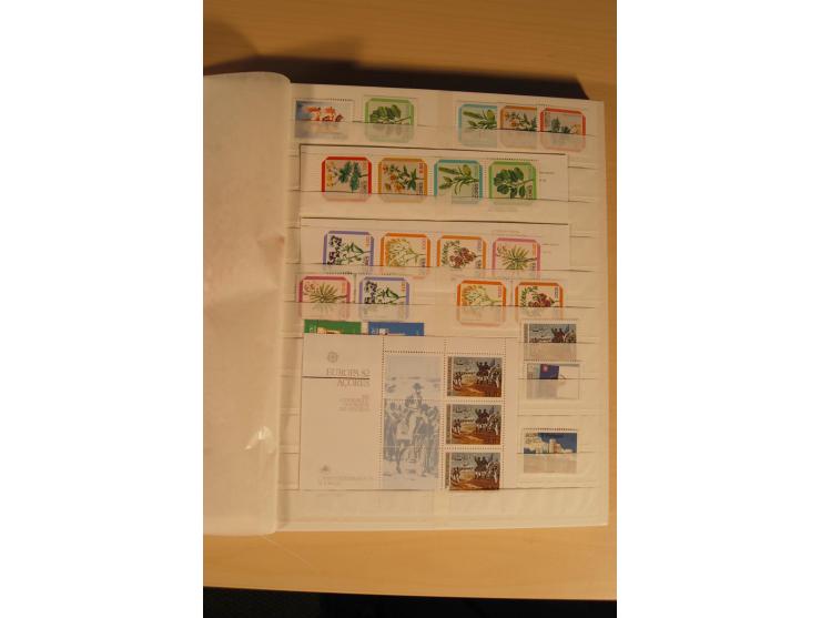 1974/97, postfrische Sammlung incl. Azoren und Madeira, dabei Blocks, Kleinbogen, Markenheftchen etc. (Mi. nach Angabe des Ei