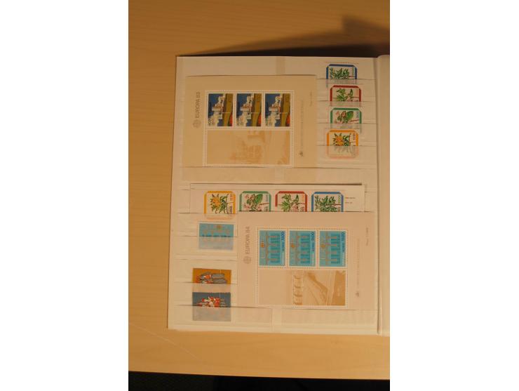 1974/97, postfrische Sammlung incl. Azoren und Madeira, dabei Blocks, Kleinbogen, Markenheftchen etc. (Mi. nach Angabe des Ei
