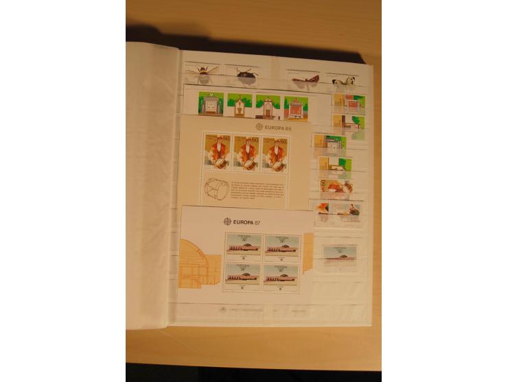1974/97, postfrische Sammlung incl. Azoren und Madeira, dabei Blocks, Kleinbogen, Markenheftchen etc. (Mi. nach Angabe des Ei