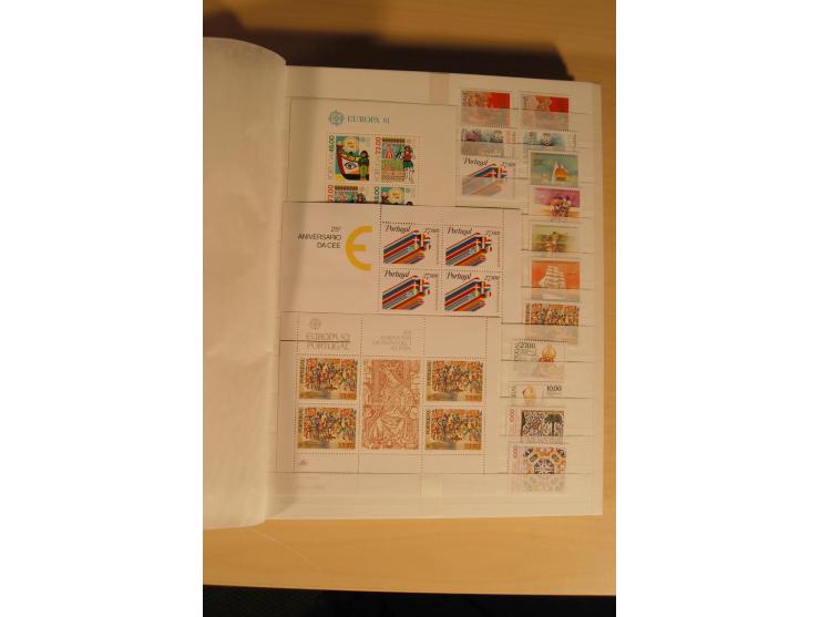 1974/97, postfrische Sammlung incl. Azoren und Madeira, dabei Blocks, Kleinbogen, Markenheftchen etc. (Mi. nach Angabe des Ei