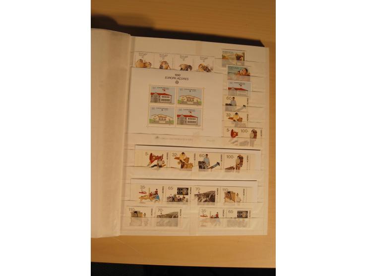 1974/97, postfrische Sammlung incl. Azoren und Madeira, dabei Blocks, Kleinbogen, Markenheftchen etc. (Mi. nach Angabe des Ei