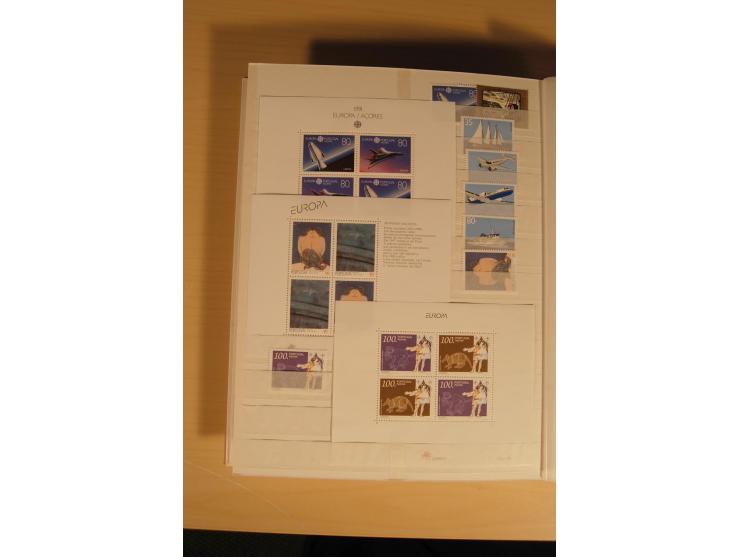 1974/97, postfrische Sammlung incl. Azoren und Madeira, dabei Blocks, Kleinbogen, Markenheftchen etc. (Mi. nach Angabe des Ei