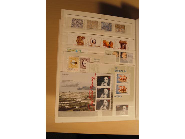 1974/97, postfrische Sammlung incl. Azoren und Madeira, dabei Blocks, Kleinbogen, Markenheftchen etc. (Mi. nach Angabe des Ei