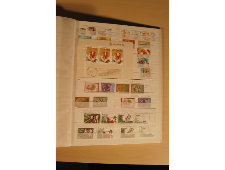 1974/97, postfrische Sammlung incl. Azoren und Madeira, dabei Blocks, Kleinbogen, Markenheftchen etc. (Mi. nach Angabe des Ei