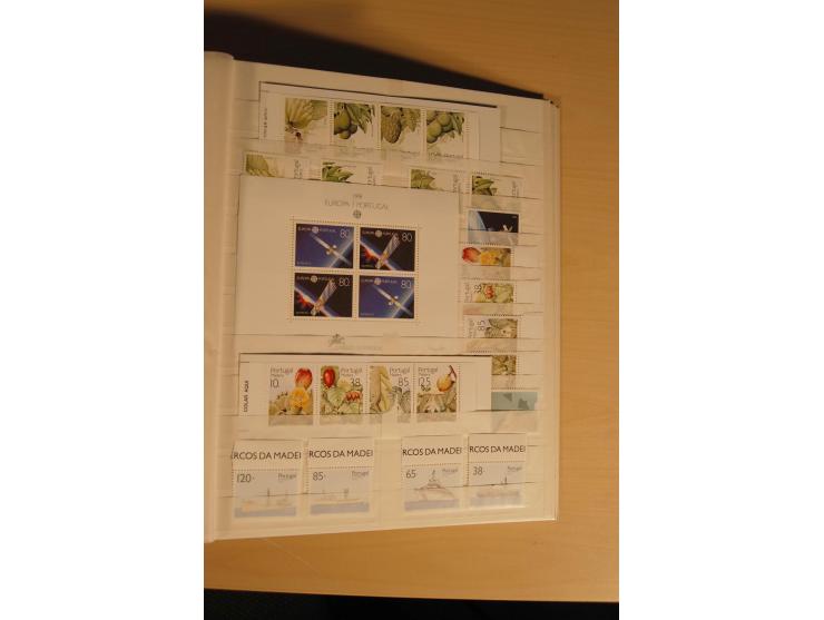 1974/97, postfrische Sammlung incl. Azoren und Madeira, dabei Blocks, Kleinbogen, Markenheftchen etc. (Mi. nach Angabe des Ei
