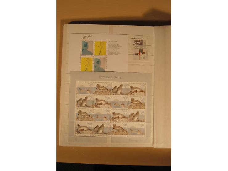 1974/97, postfrische Sammlung incl. Azoren und Madeira, dabei Blocks, Kleinbogen, Markenheftchen etc. (Mi. nach Angabe des Ei