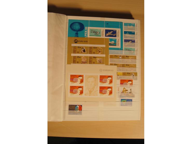 1974/97, postfrische Sammlung incl. Azoren und Madeira, dabei Blocks, Kleinbogen, Markenheftchen etc. (Mi. nach Angabe des Ei