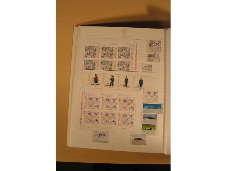 1974/97, postfrische Sammlung incl. Azoren und Madeira, dabei Blocks, Kleinbogen, Markenheftchen etc. (Mi. nach Angabe des Ei