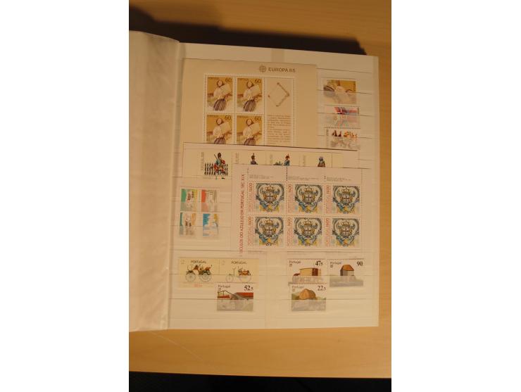 1974/97, postfrische Sammlung incl. Azoren und Madeira, dabei Blocks, Kleinbogen, Markenheftchen etc. (Mi. nach Angabe des Ei