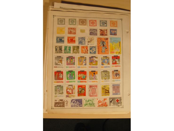 1897/1980 (ca.), ungebrauchte und gestempelte Partie, dabei auch Taiwan; auf Albumblättern