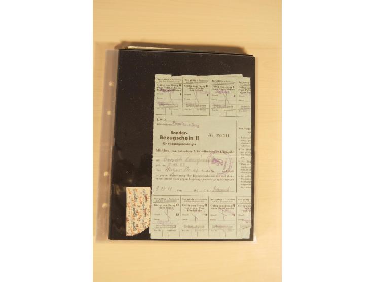 JUDAIKA: 1880/1960 (ca.), interessante Sammlung mit vielen Briefen und Karten, Geldscheinen, Dokumenten etc., dabei Holy Land