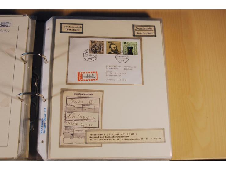 1885/1993, 9-bändige Sammlung "Eingeschriebene Drucksachen" mit insgesamt 370 Briefen, Karten und Streifbändern; vertreten is