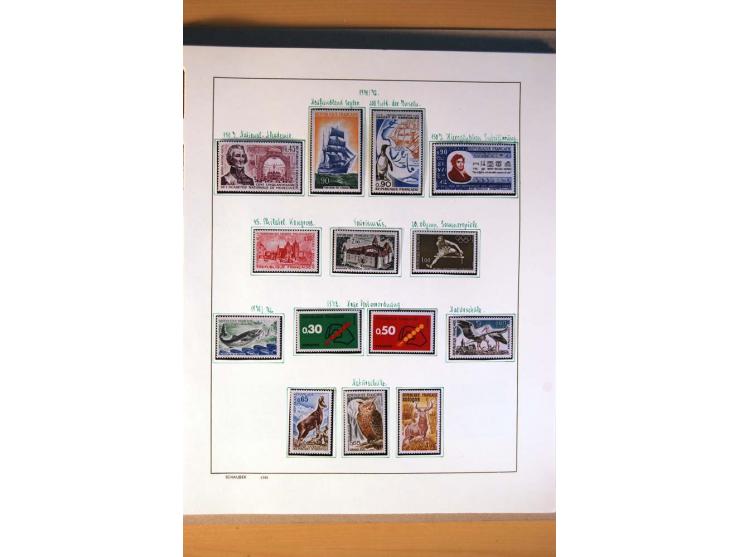 1900/75, ungebrauchte und postfrische Sammlung mit vielen besseren Werten, dabei Mi.-Nr. 96-100, 152, 220-21,  239, 241-42, 2