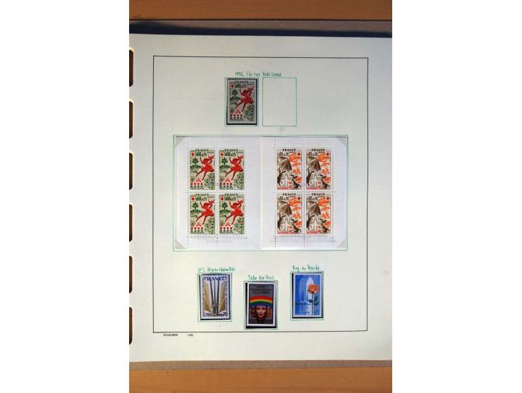 1900/75, ungebrauchte und postfrische Sammlung mit vielen besseren Werten, dabei Mi.-Nr. 96-100, 152, 220-21,  239, 241-42, 2