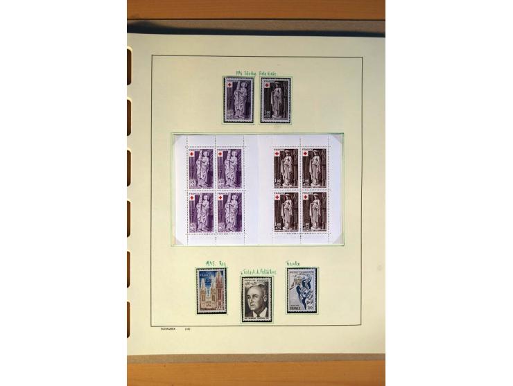 1900/75, ungebrauchte und postfrische Sammlung mit vielen besseren Werten, dabei Mi.-Nr. 96-100, 152, 220-21,  239, 241-42, 2