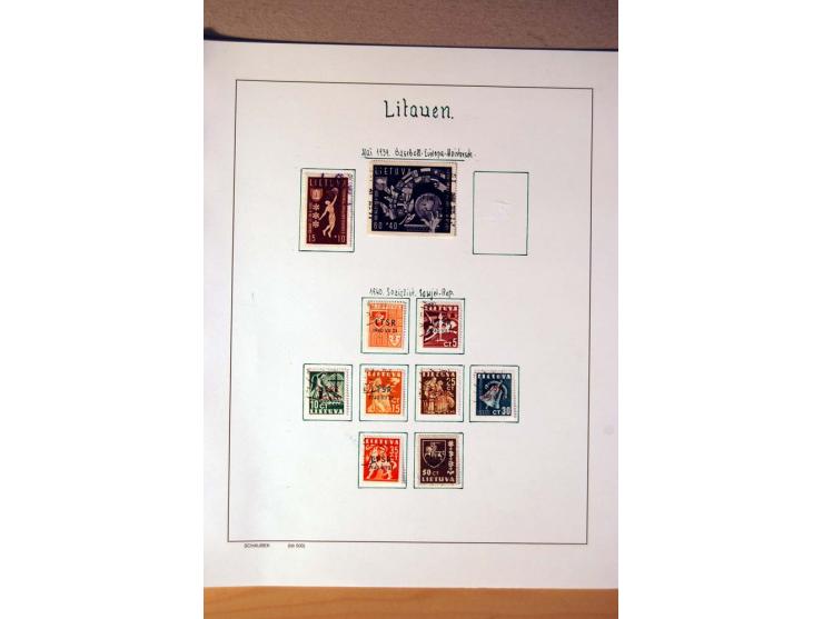 1865/1977, umfangreiche vorwiegend ungebrauchte und gestempelte Sammlung Estland, Lettland und Litauen, Tschechoslowakei, Rum
