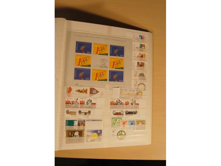 1974/97, postfrische Sammlung incl. Azoren und Madeira, dabei Blocks, Kleinbogen, Markenheftchen etc. (Mi. nach Angabe des Ei