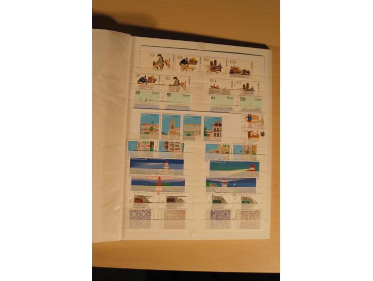 1974/97, postfrische Sammlung incl. Azoren und Madeira, dabei Blocks, Kleinbogen, Markenheftchen etc. (Mi. nach Angabe des Ei