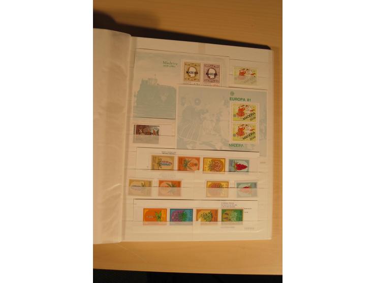 1974/97, postfrische Sammlung incl. Azoren und Madeira, dabei Blocks, Kleinbogen, Markenheftchen etc. (Mi. nach Angabe des Ei